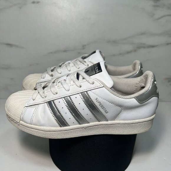 Adidas Superstar Womens Size 6 White & Silver Metallic - Picture 1 of 12